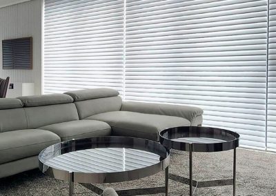 Modernidad y Luz: Cortinas Etienne en un Living Contemporáneo