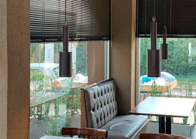 Estilo y Funcionalidad: Cortinas Venecianas de Aluminio en un Negocio Moderno