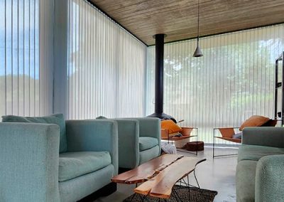 Confort y Estilo Moderno: Cortinas Verticales en un Living de Diseño